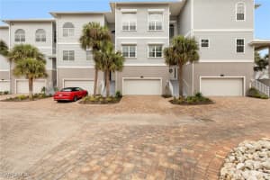 109 Barefoot Cir 22, Bonita Springs