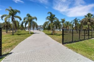 687 23rd Street, Naples, FL 34117 - MLS#224104859