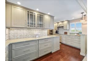 300 Park Shore Dr 5a, Naples