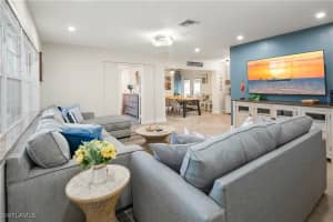 900 Coconut Cir W, Naples