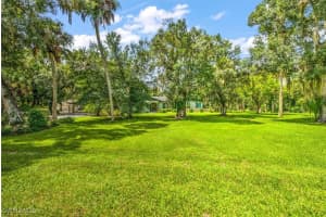 823 Fort Thompson Avenue, Labelle, FL 33935 Sold 03/07/25