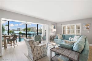 222 Harbour Dr 207, Naples