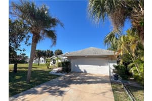425 Sheldon Avenue, Lehigh Acres, FL 33936 - MLS#225003394