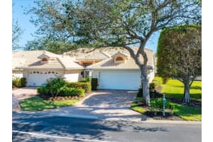 682 Wiggins Bay Dr, Naples