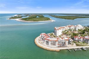 524 La Peninsula Boulevard, Naples, FL 34113 Sold 03/27/25