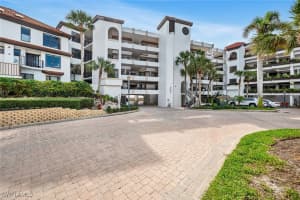 524 La Peninsula Boulevard, Naples, FL 34113 Sold 03/27/25