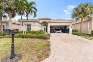 239 Glen Eagle Cir, Naples