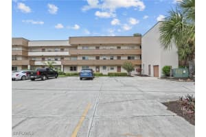 499 Forest Lakes Boulevard, Naples, FL 34105 Sold 04/17/25