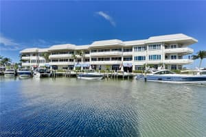 909 10th St S 203, Naples