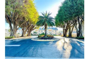760 Wiggins Lake Dr 202, Naples