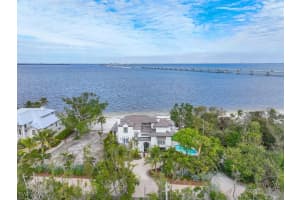 1004 Bayview Drive, Sanibel, FL 33957 Sold 08/07/25