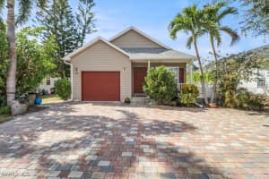 370 Leawood Circle, Naples, FL 34104 Sold 05/09/25