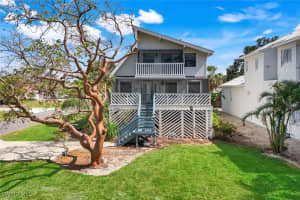 9780 Vanderbilt Drive, Naples, FL 34108 Sold 04/01/25