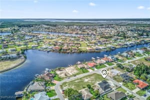 137 33rd Place, Cape Coral, FL 33991 - MLS#225020560