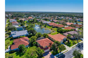 5005 Old Pond Dr, Naples