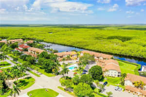 194 Newport Dr 903, Naples