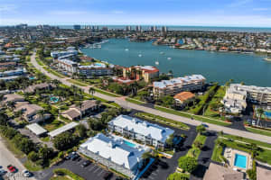 825 W Elkcam Cir 102, Marco Island