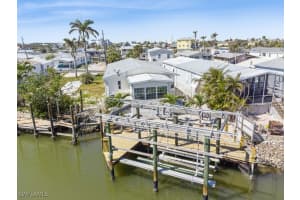 12 Nancy Ln, Fort Myers Beach