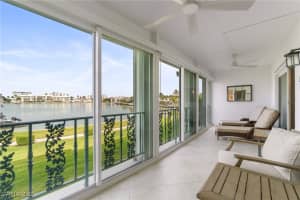 383 Harbour Dr 209, Naples