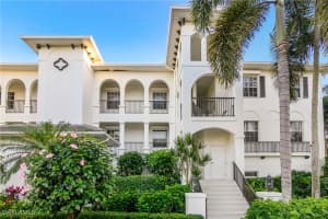 700 Bentwater Cir 203, Naples