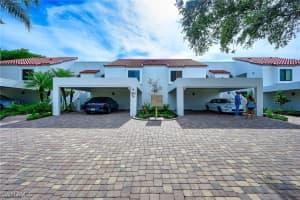 583 Beachwalk Circle, Naples, FL 34108 - MLS#225034228