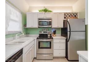 300 Forest Lakes Boulevard, Naples, FL 34105 Sold 06/05/25