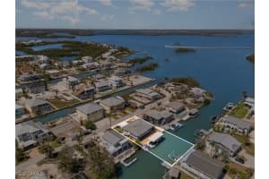 240 Driftwood Ln, Fort Myers Beach