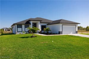 313 Ne 5th Ter, Cape Coral