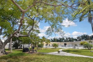 2079 Barkeley Ln 8, Fort Myers