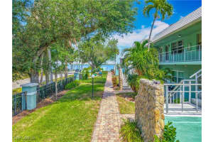 3225 E Riverside Dr 63-f, Fort Myers