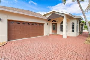 801 99th Avenue, Naples, FL 34108 - MLS#225042609