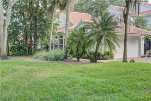130 Amblewood Ln 8-801, Naples
