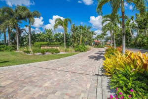 592 Beachwalk Cir N-304, Naples