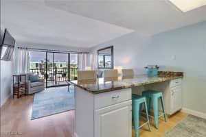260 Southbay Dr 103, Naples