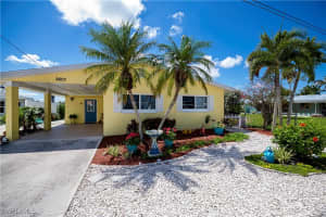 2607 Bayshore Dr, Matlacha