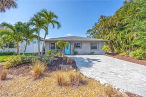 736 94th Avenue, Naples, FL 34108 - MLS#225049608