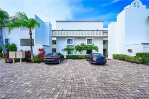 586 Beachwalk Circle, Naples, FL 34108 - MLS#225050465