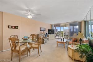 3 BLUEBILL Avenue, Naples, FL 34108-1743 - MLS#225050637