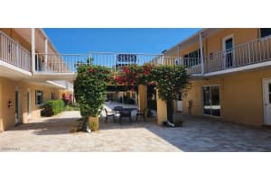 548 Broad Ave S 548, Naples