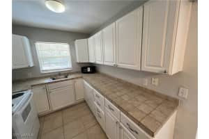 4290 Gulfstream Dr 16, Naples