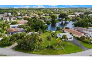 817 107th Avenue, Naples, FL 34108 - MLS#225058544