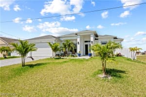 10 35th Avenue, Cape Coral, FL 33993 - MLS#225059398