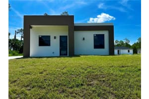 323 Mangonia Ave, Lehigh Acres