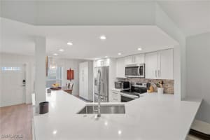 876 Gulf Pavilion Dr 105, Naples