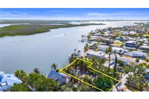4851 Dolphin Lane, Fort Myers Beach, FL 33931 - MLS#225063591