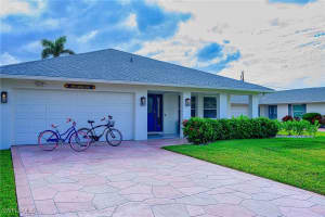 690 100th Avenue, Naples, FL 34108 - MLS#225063697