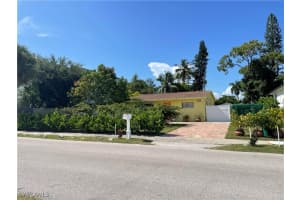1381 13th Ave N, Naples