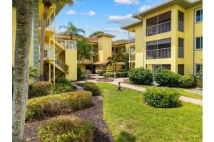 1001 Foxfire Ln 102, Naples