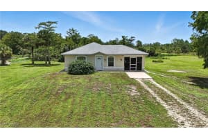 880 4th St Se, Naples
