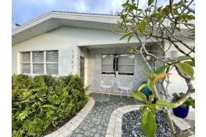 1282 Illinois Dr, Naples
